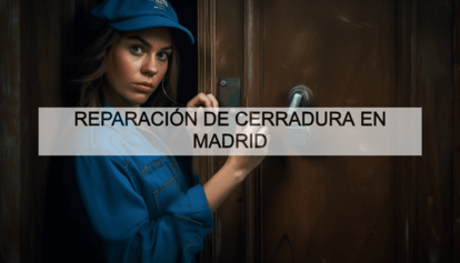 Cerrajera reparando cerradura